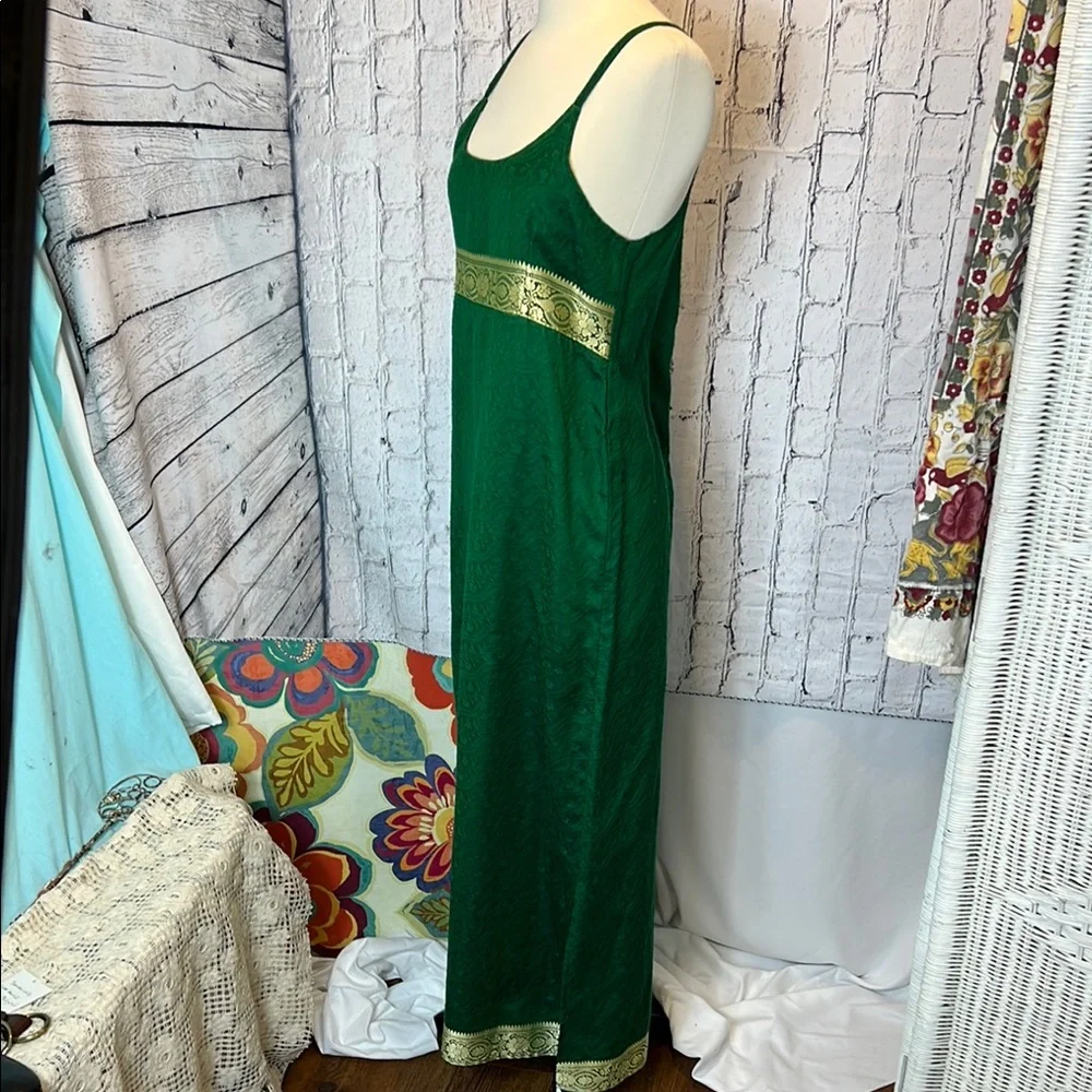 Elegant Green Dress with Gold Accents - Picture 2 of 6